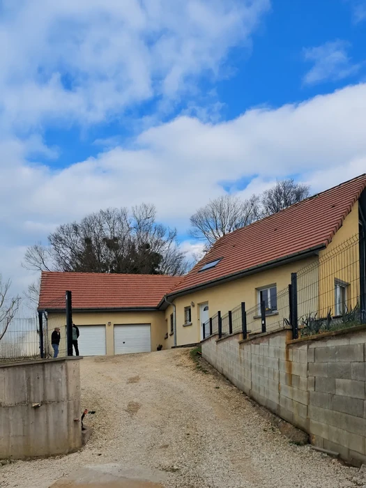 Chantier de rénovation d'un chalet en bois avec échafaudage métallique