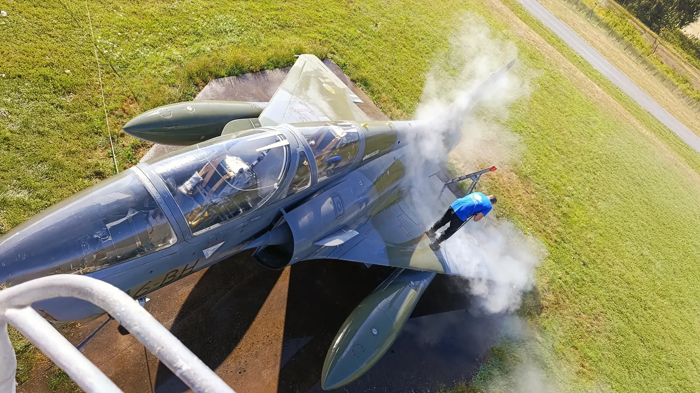 Intérieur abandonné d'une maison ancienne avec murs décrépis à la peinture verte écaillée