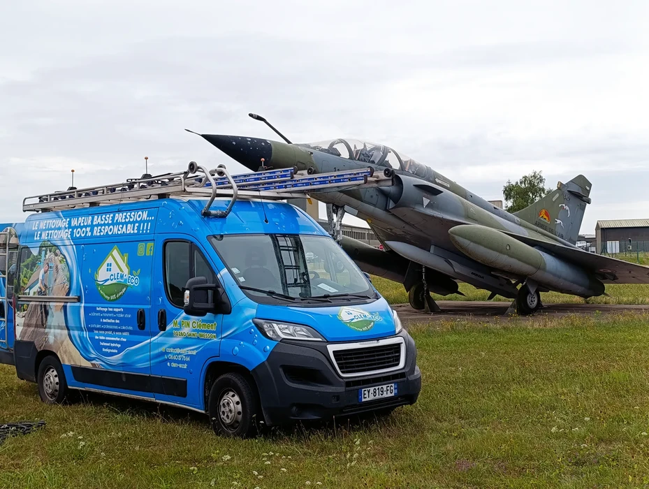 Toiture en tuiles plates vieillissante avec mousses et dépôts sur surface inclinée