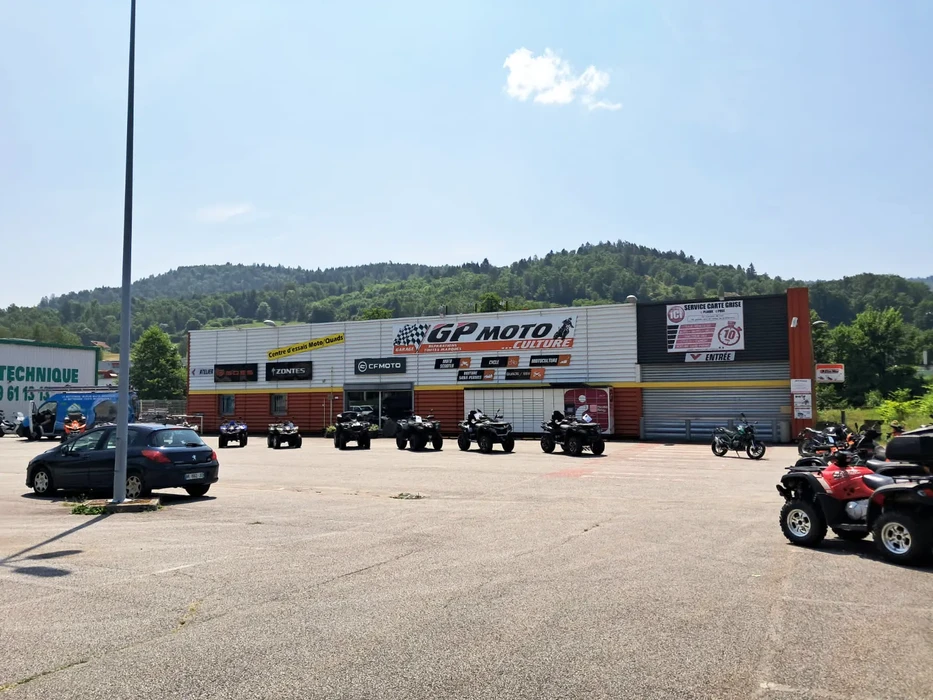 Extérieur d'une maison ancienne à deux niveaux nécessitant une rénovation de façade
