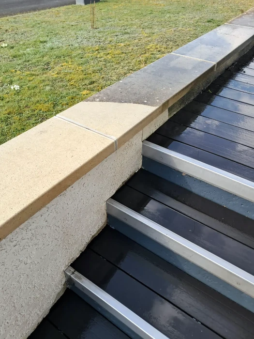 Scène extérieure de ravalement de façade en cours sur maison individuelle