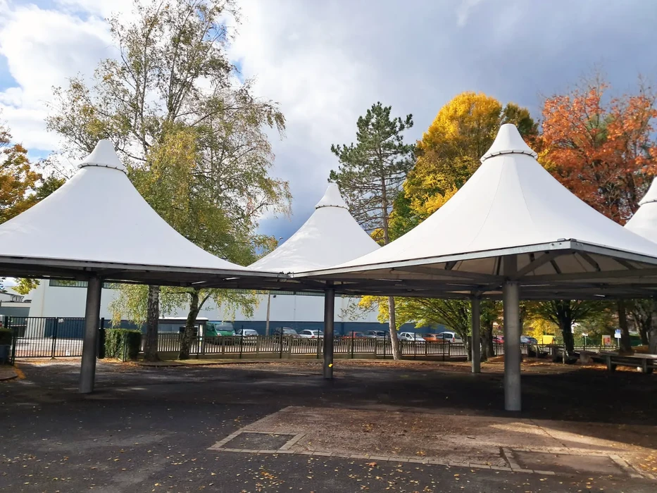 Maison ancienne en pierre enduite beige avec toiture en tuiles terre cuite, nécessitant rénovation