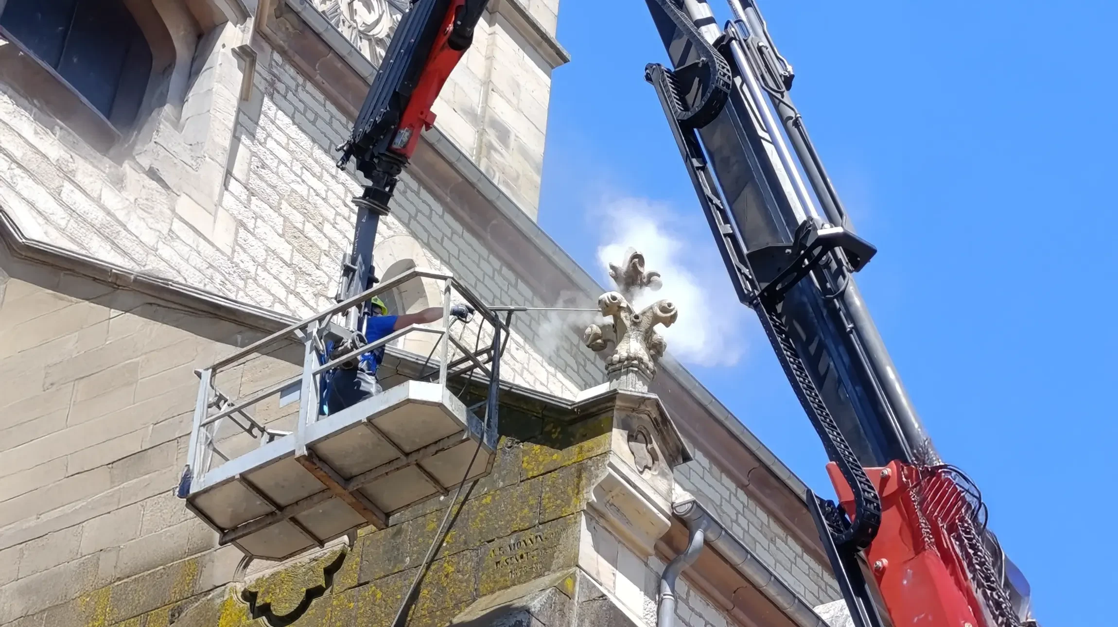 Cour intérieure historique avec cloître à arcades en pierre et colonnes