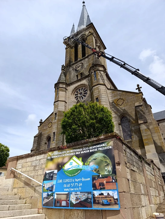 Deux chefs en cuisine professionnelle préparent un plat gastronomique avec technique de fumage à froid