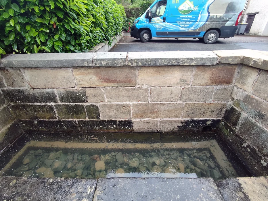 Église gothique en pierre calcaire blonde avec tour-clocher à flèche ardoisée