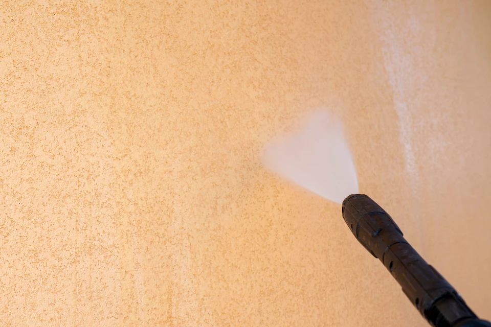 Sc&egrave;ne de nettoyage domestique dans une cuisine moderne avec placards blancs