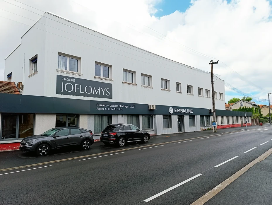 Extérieur d'une maison en crépi beige avec façade tachée nécessitant un nettoyage