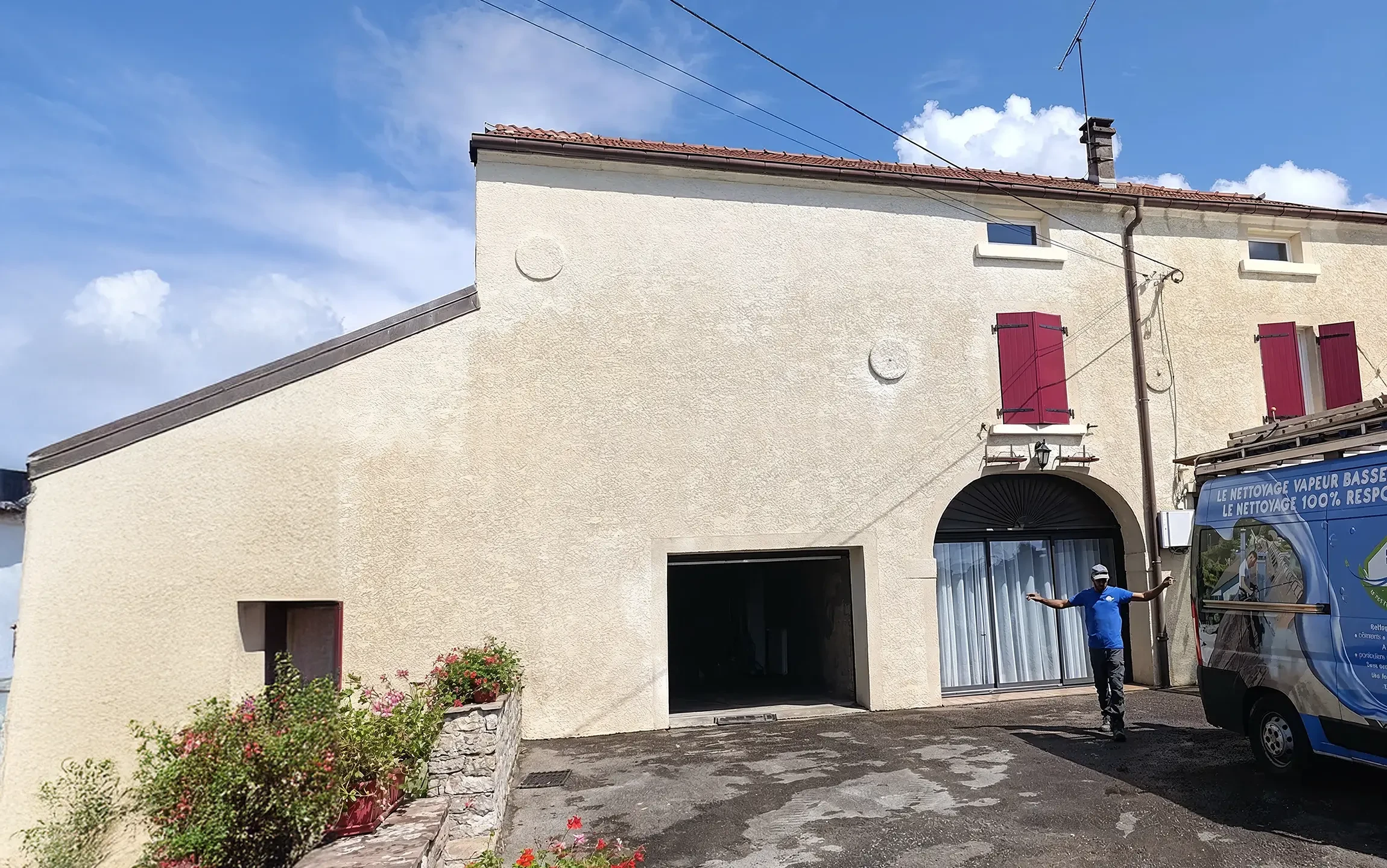 Façade d'une maison provençale avec murs ocre et volets bleus ouverts