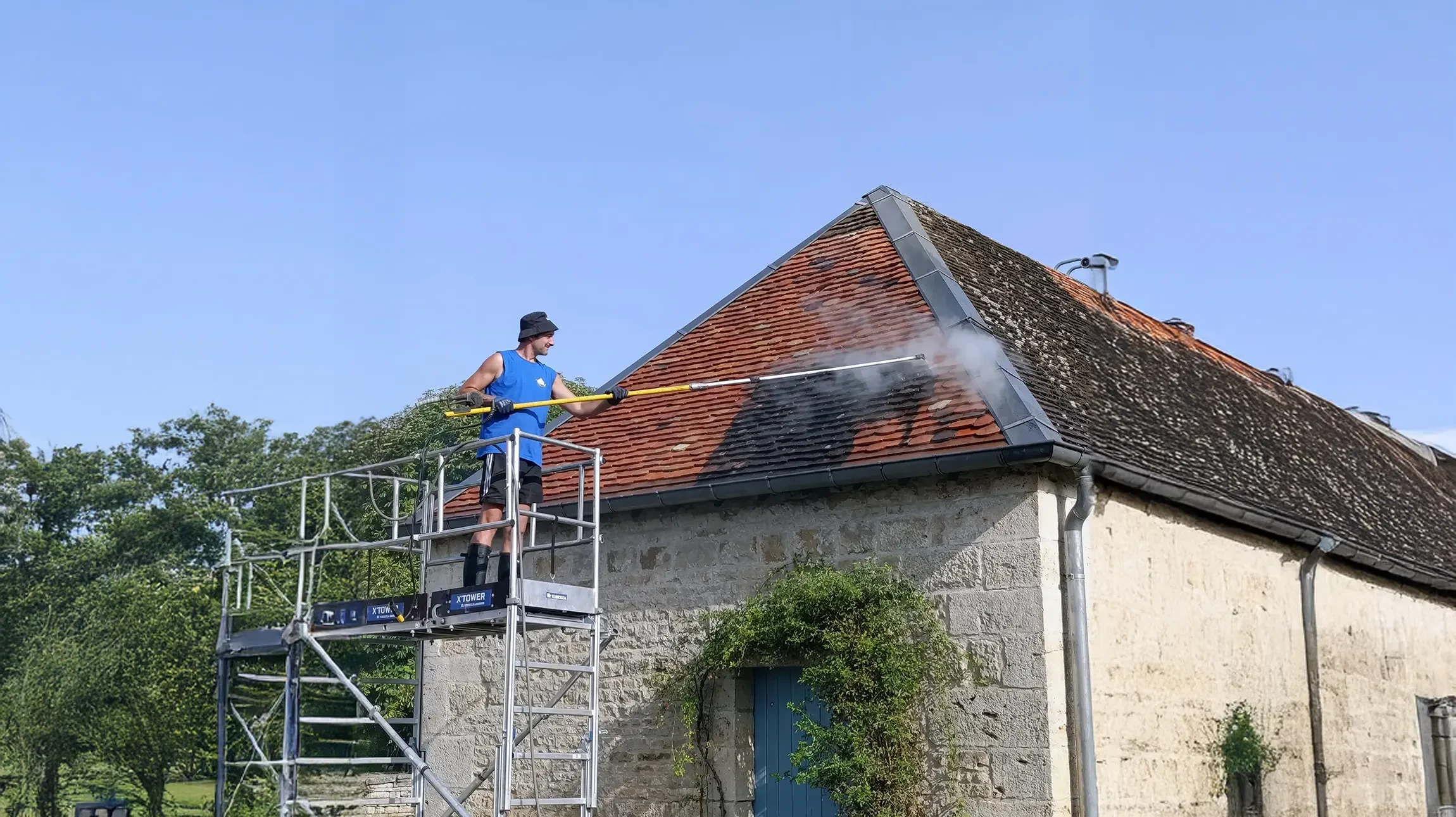 Photographie de tuiles de toit lavées et non lavées
