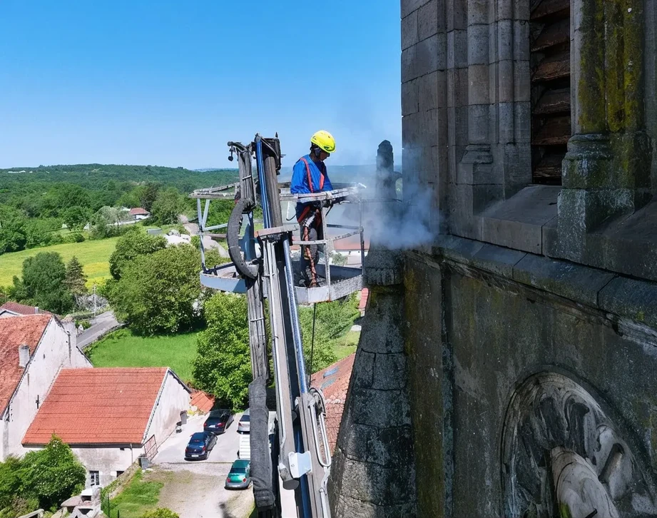 Scène de nettoyage domestique dans une cuisine moderne avec placards blancs