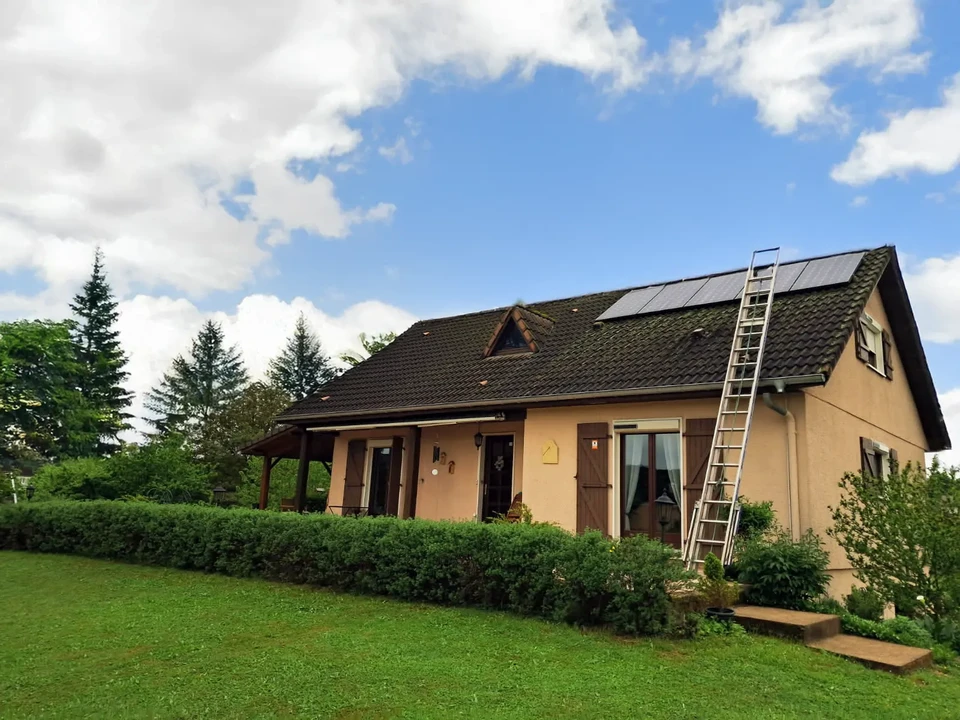 Scène extérieure de lavage automobile avec jet d'eau haute pression pulvérisé sur véhicule