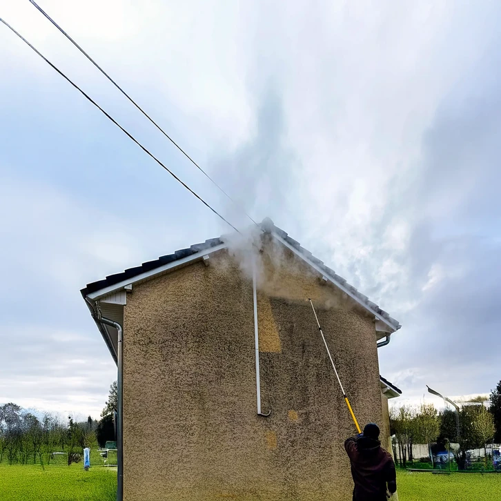 Sc&egrave;ne de nettoyage domestique dans une cuisine moderne avec placards blancs