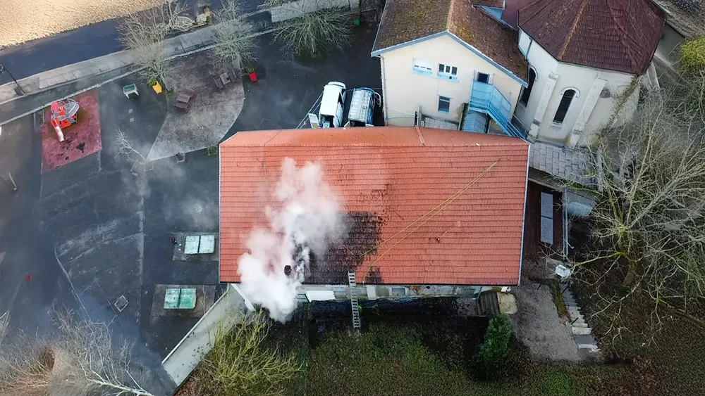 Vue extérieure sur toitures en tuiles terre cuite avec chéneaux et gouttières