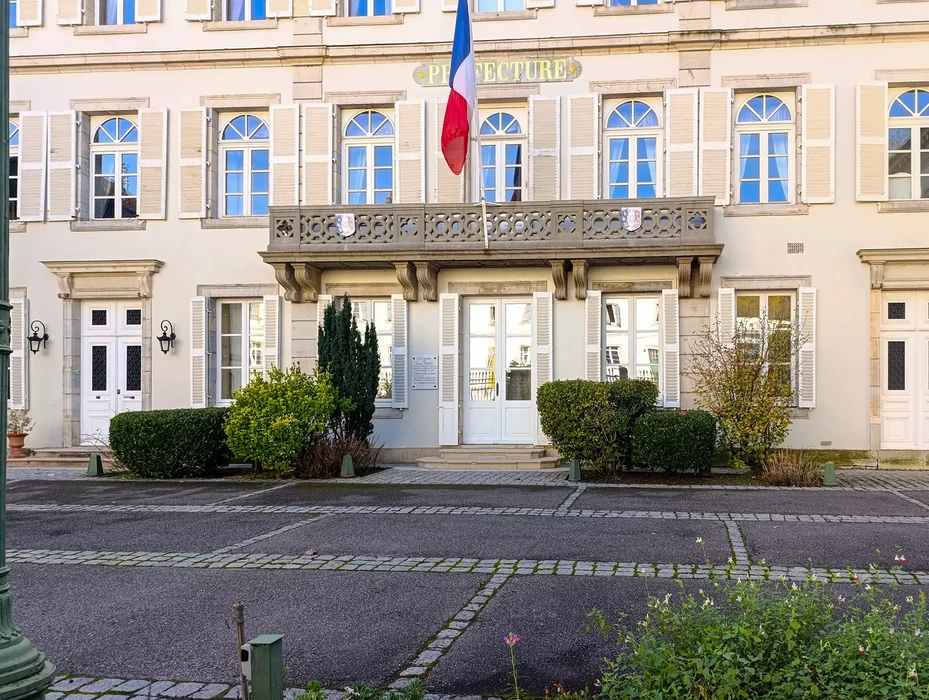 Scène extérieure montrant un mur de soutènement en pierres naturelles présentant des signes de détérioration et d'infiltration d'eau