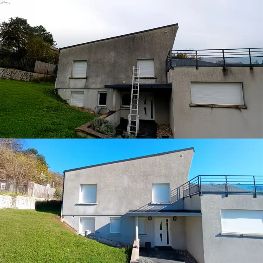 Maison individuelle de plain-pied avec combles aménagés, façade crépi beige, volets battants marron