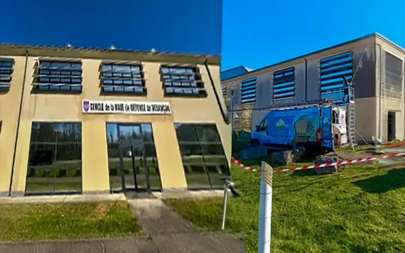 Maison individuelle de plain-pied avec combles aménagés, façade crépi beige, volets battants marron