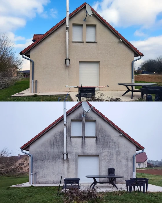 Extérieur d'une maison en crépi beige avec façade tachée nécessitant un nettoyage
