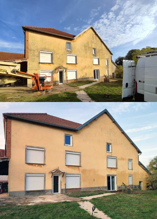 Scène extérieure montrant un mur de soutènement en pierres naturelles présentant des signes de détérioration et d'infiltration d'eau