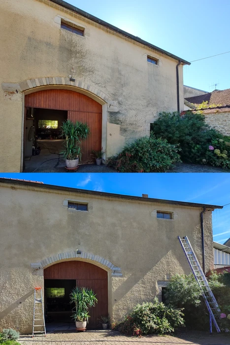 Extérieur d'une maison en crépi beige avec façade tachée nécessitant un nettoyage
