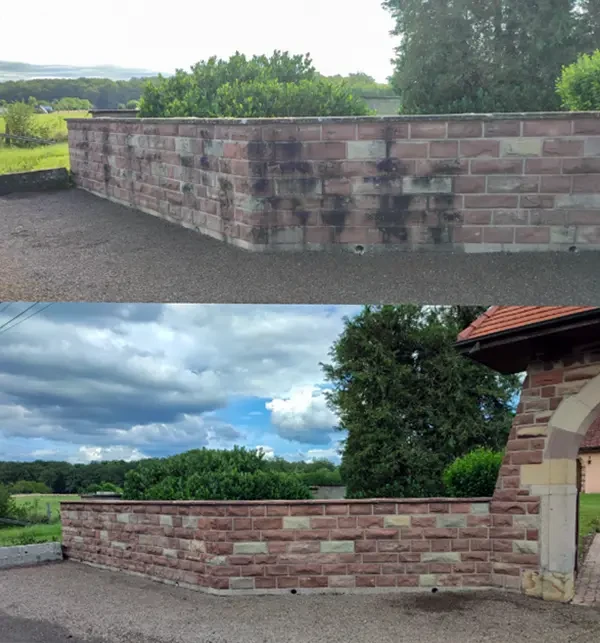 Maison individuelle de plain-pied avec combles aménagés, façade crépi beige, volets battants marron