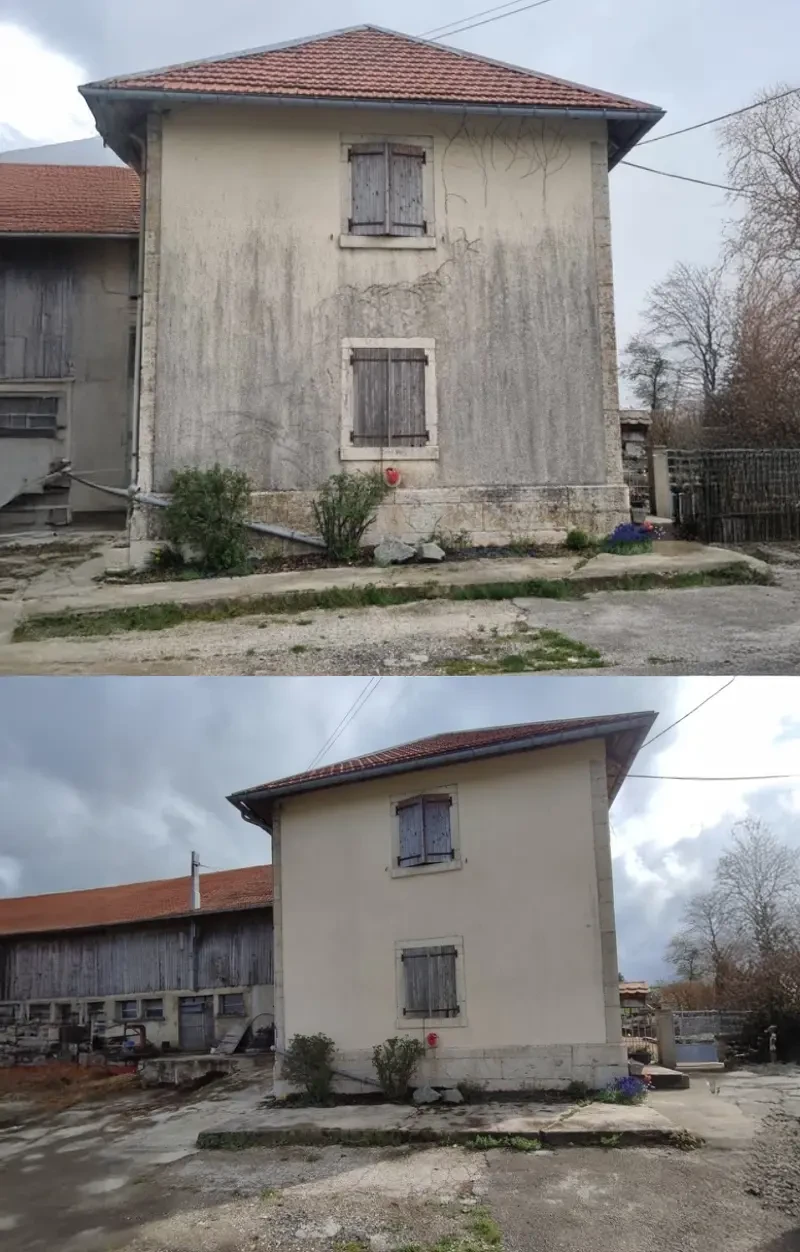Extérieur d'une maison en crépi beige avec façade tachée nécessitant un nettoyage