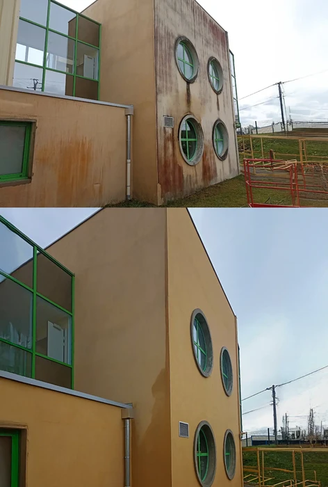 Scène extérieure d'une terrasse pavée en pierre naturelle devant une maison traditionnelle avec volets blancs et végétation grimpante