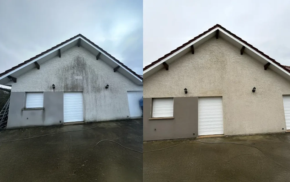 Maison individuelle de plain-pied avec combles aménagés, façade crépi beige, volets battants marron